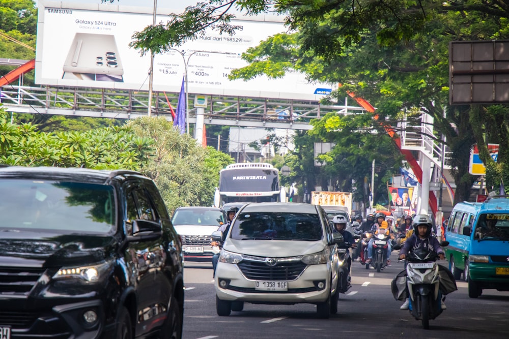 uma rua da cidade cheia de muito trânsito