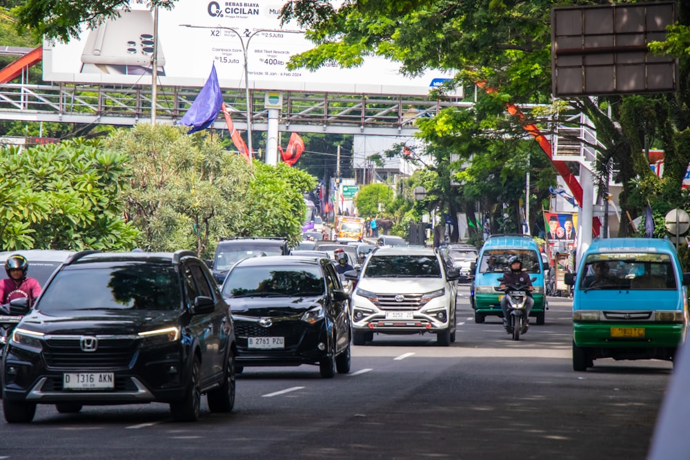 a busy city street filled with lots of traffic