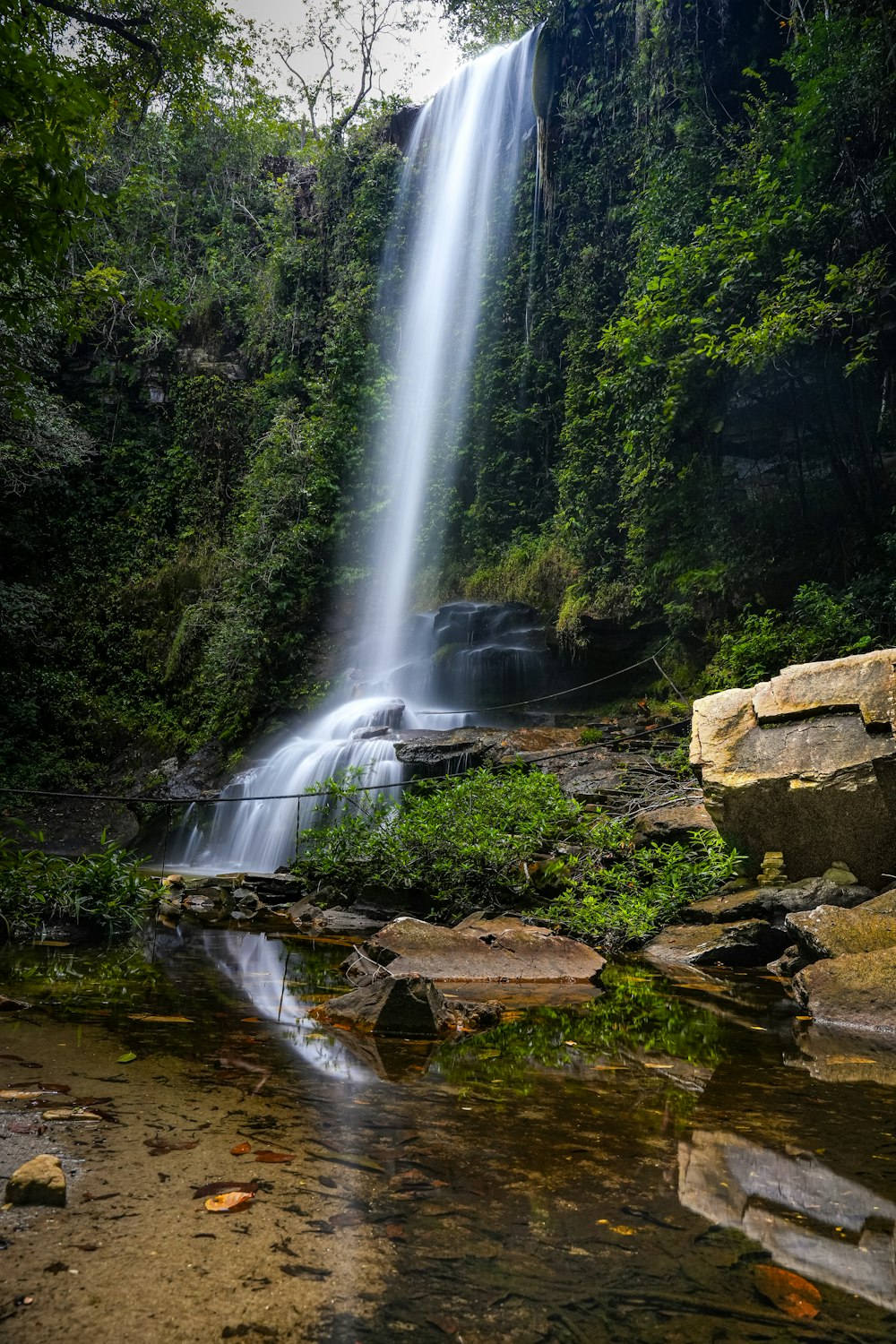 uma grande cachoeira no meio de uma floresta