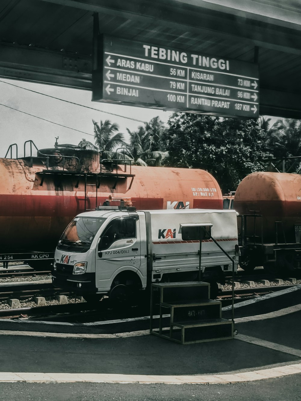 Un camión está estacionado frente a una estación de tren