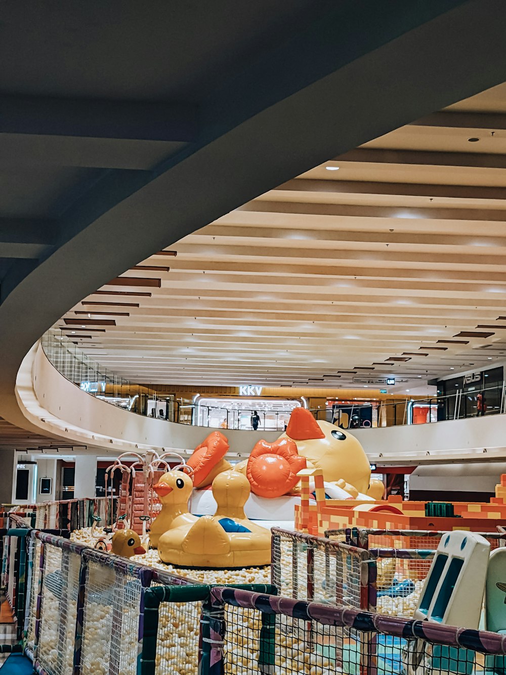 Un centre commercial rempli de faux canards en caoutchouc