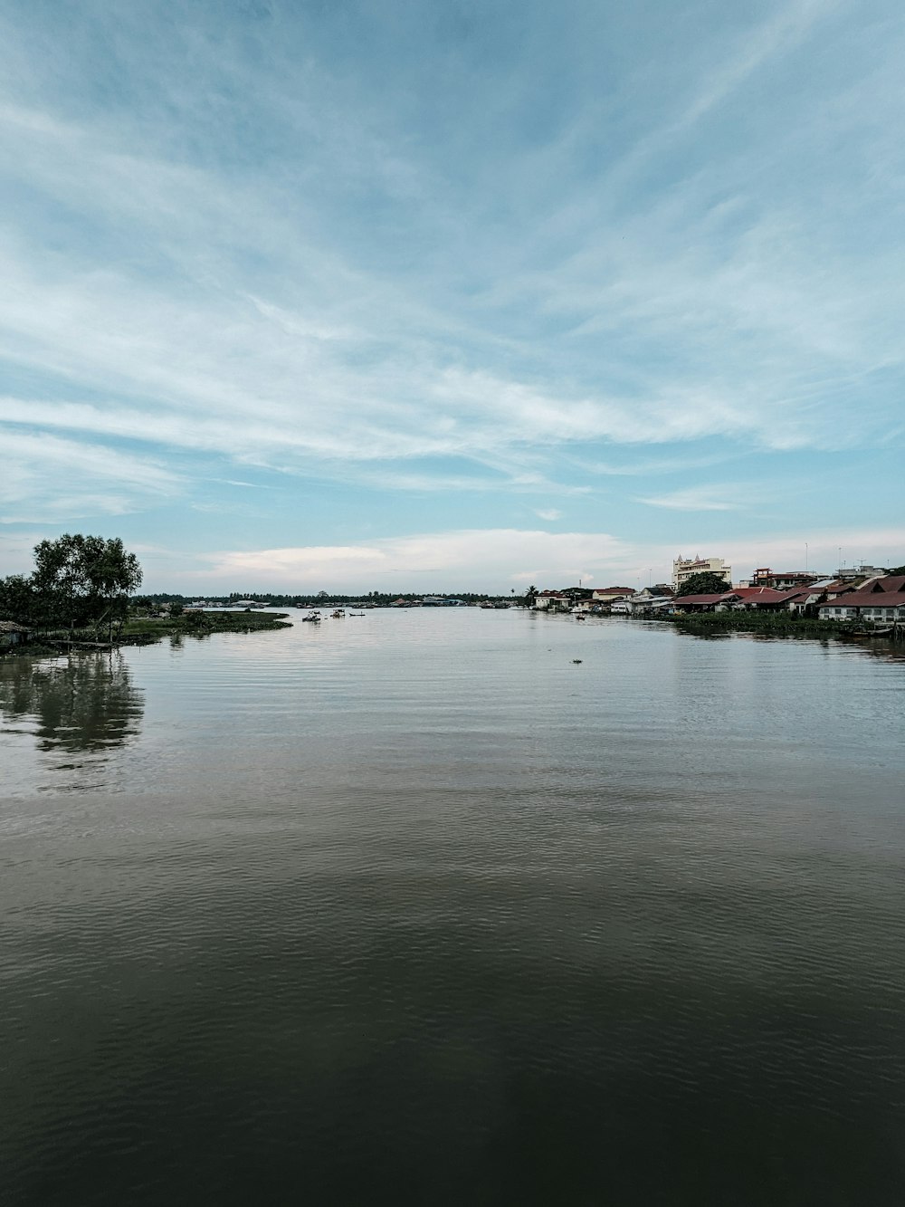 a body of water with houses in the distance