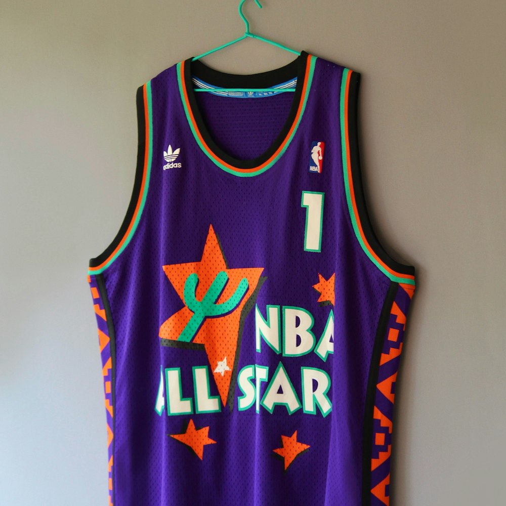 ein Basketballtrikot, das an einer Wand hängt