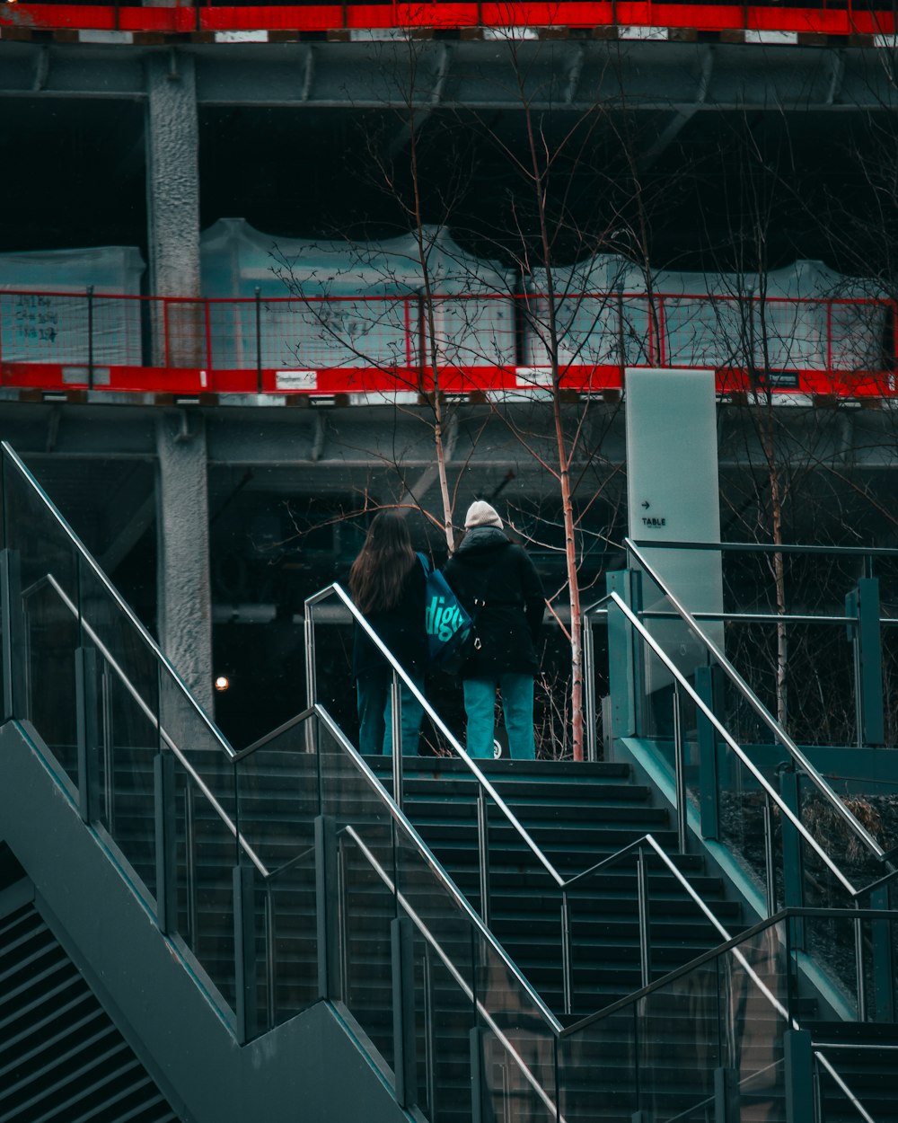 Un hombre bajando un tramo de escaleras