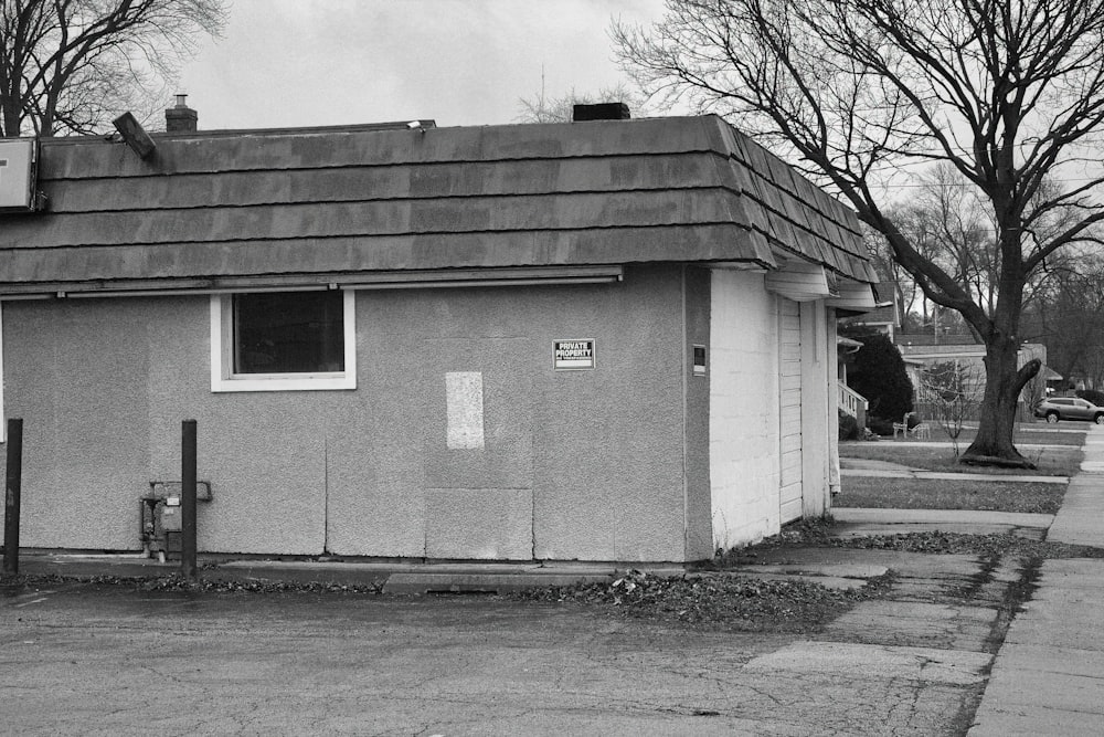 ein Schwarz-Weiß-Foto eines kleinen Gebäudes