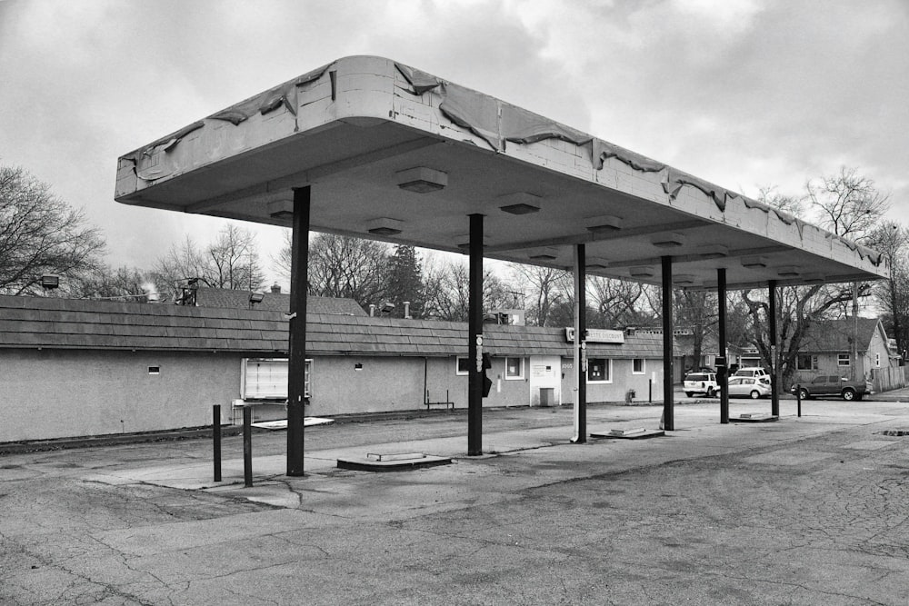 uma foto em preto e branco de um posto de gasolina