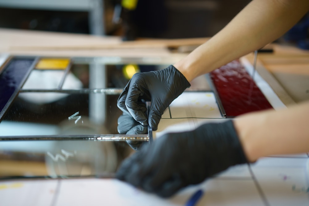 Un par de guantes sobre una mesa con una computadora portátil