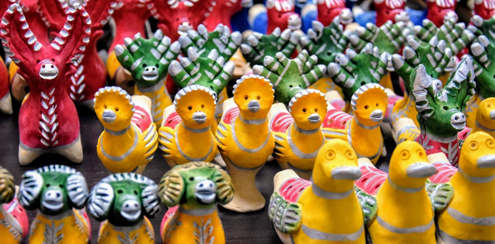 un groupe de figurines d’animaux en céramique assis sur une table