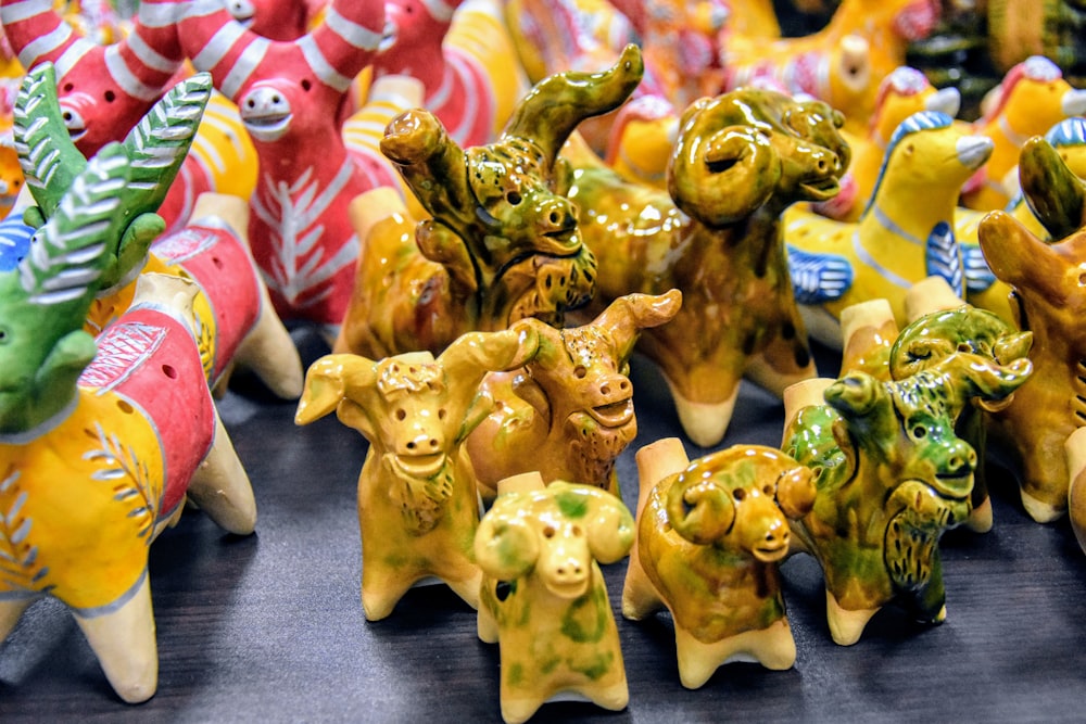 un groupe d’animaux en céramique assis sur une table