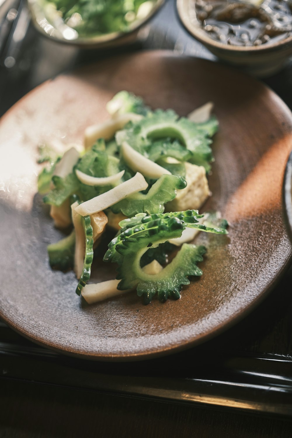 un piatto di broccoli e altre verdure su un tavolo