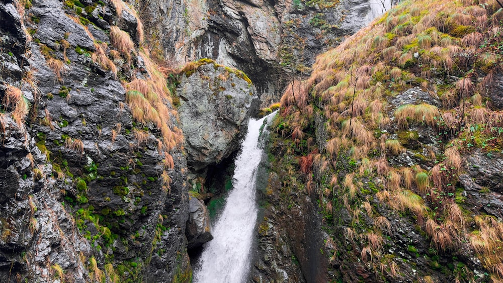 Una cascata nel mezzo di un canyon