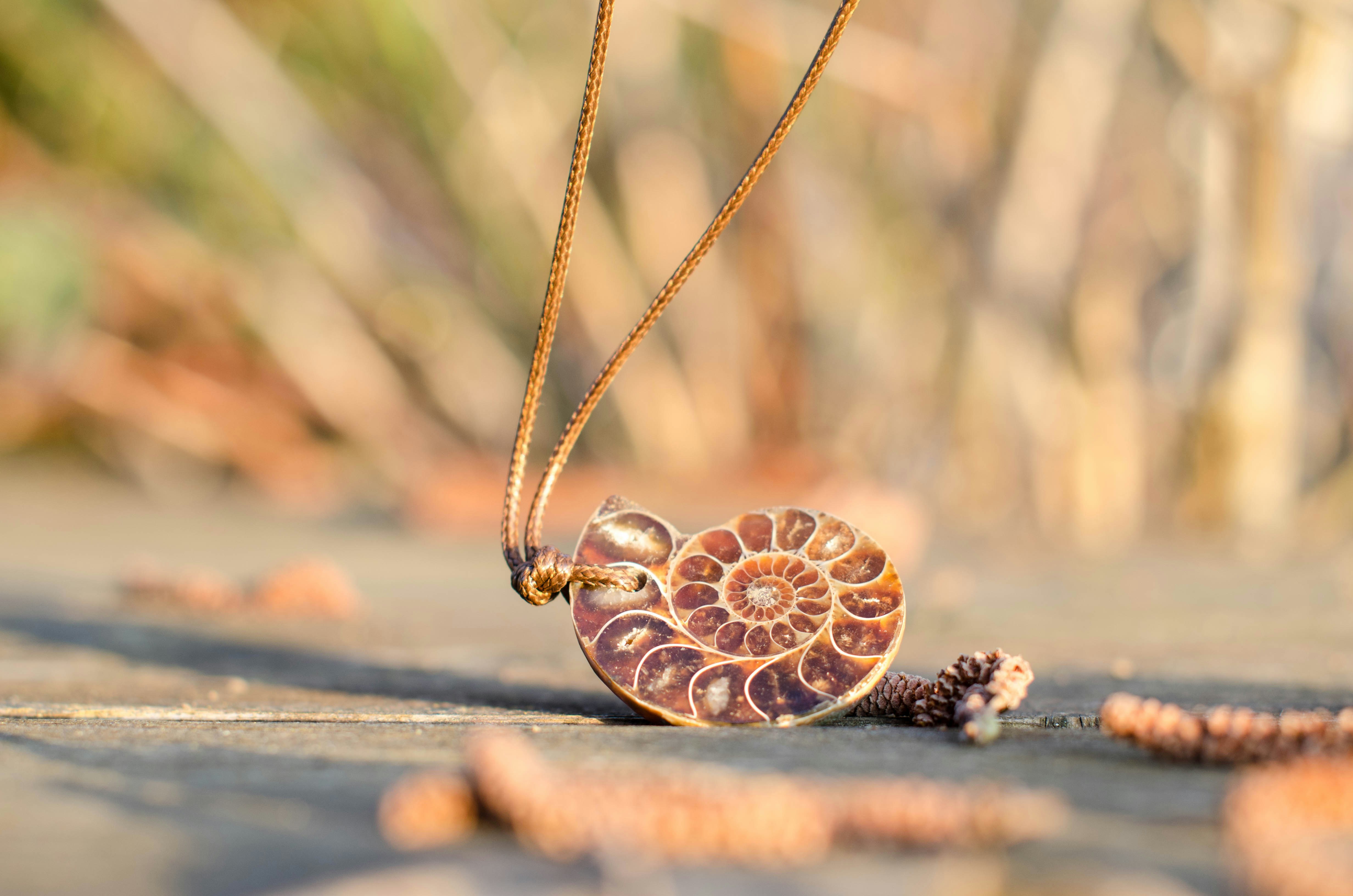 Un proyectil yace en el suelo junto a otros proyectiles