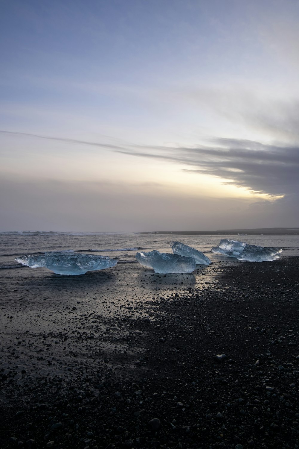 um grupo de icebergs sentados em cima de uma praia