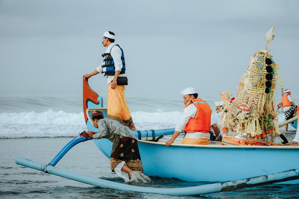 un grupo de personas en un bote en el agua