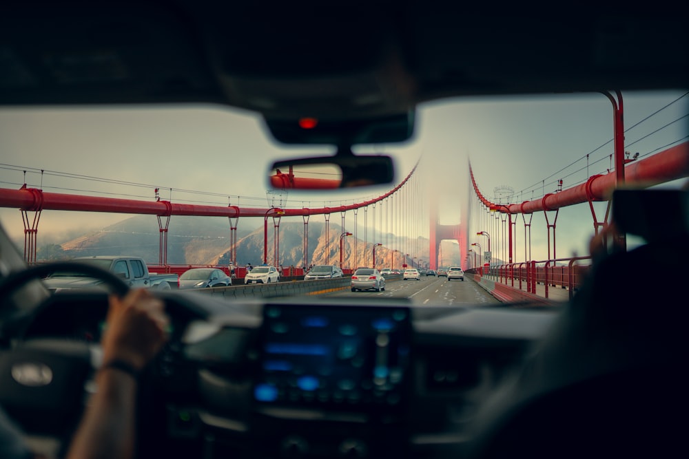 Una veduta del Golden Gate Bridge dall'interno di un'auto