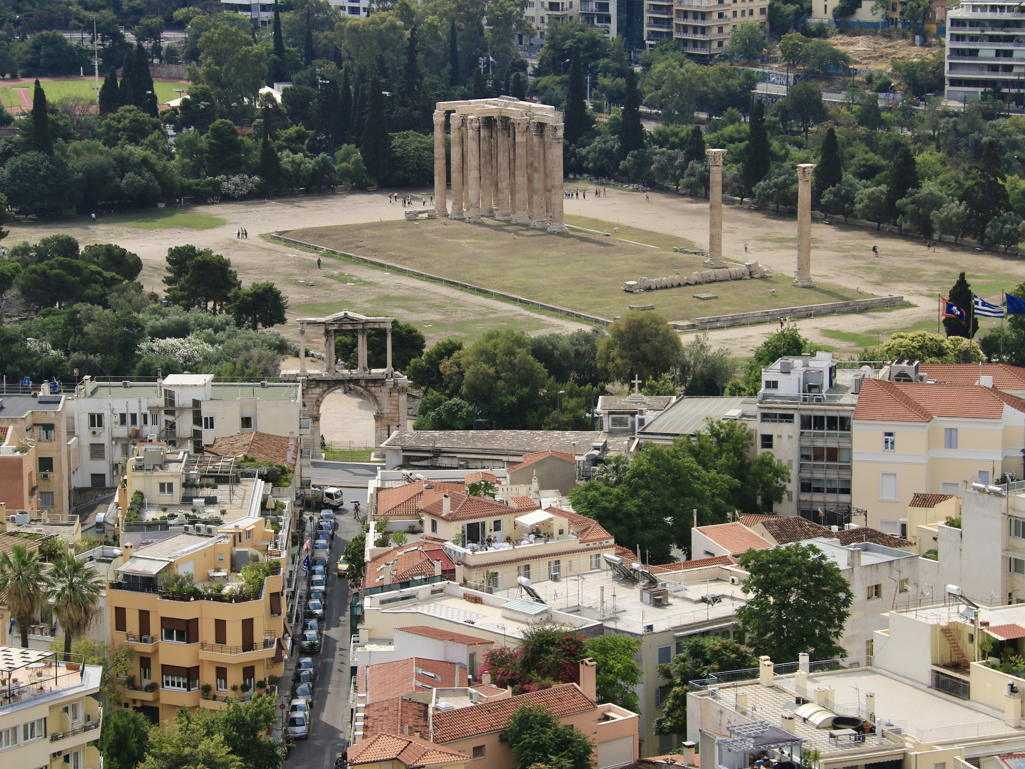 Luftaufnahme einer Stadt mit römischen Ruinen