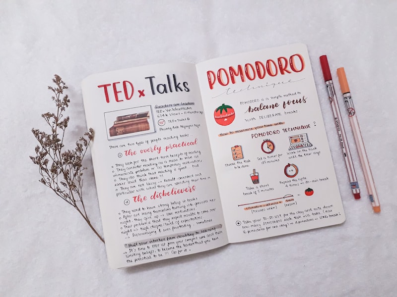 Carnet de recettes et crayon sur une table