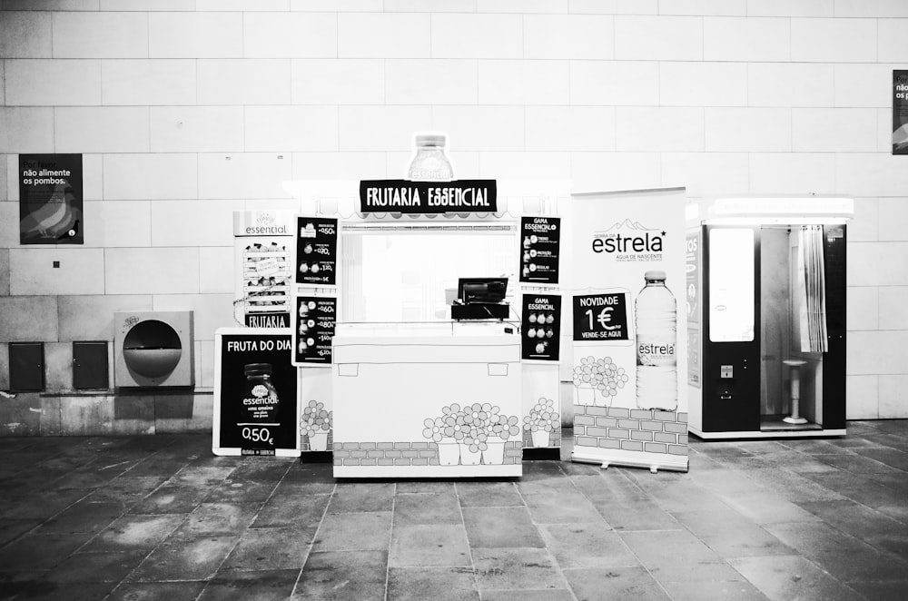 a black and white photo of a vending machine