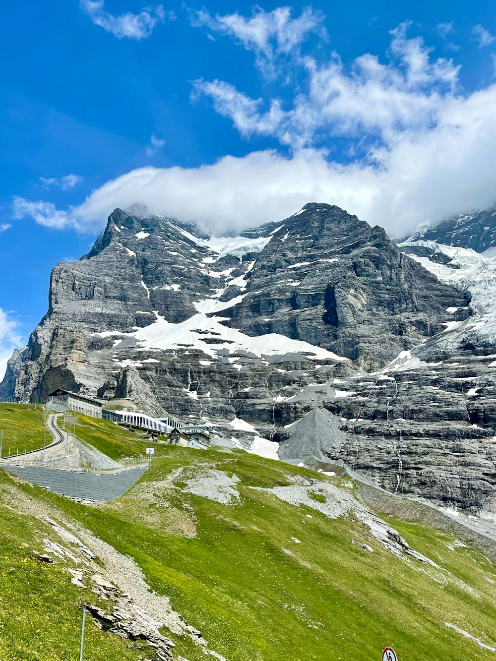 道路が通る山の絶景