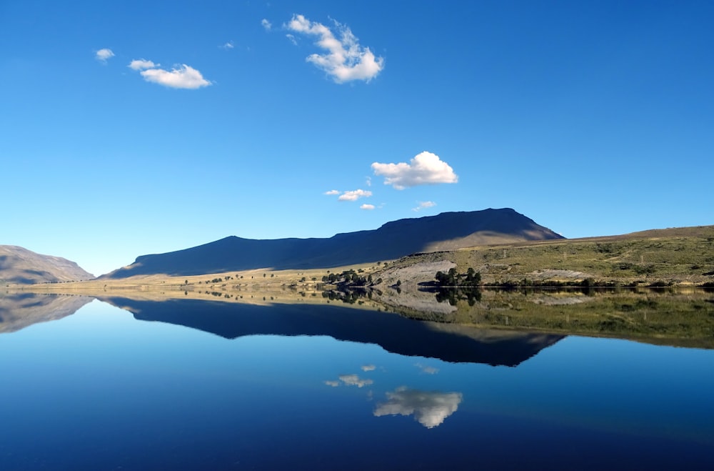 una gran masa de agua rodeada de montañas