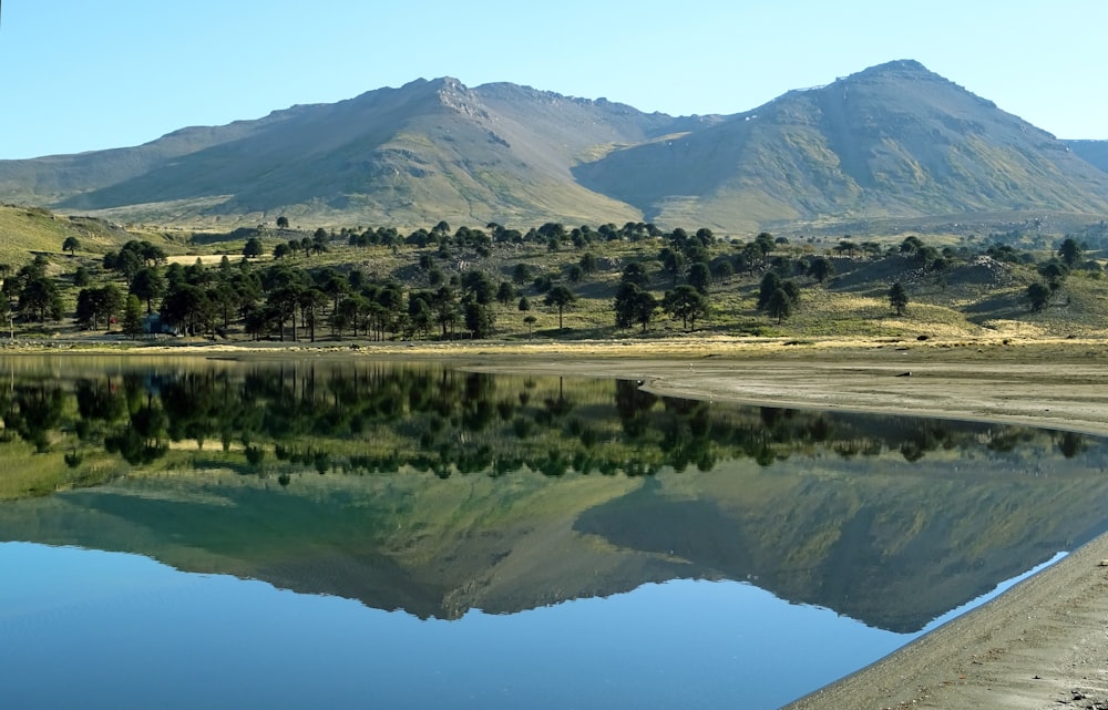 Un lago con una montaña al fondo