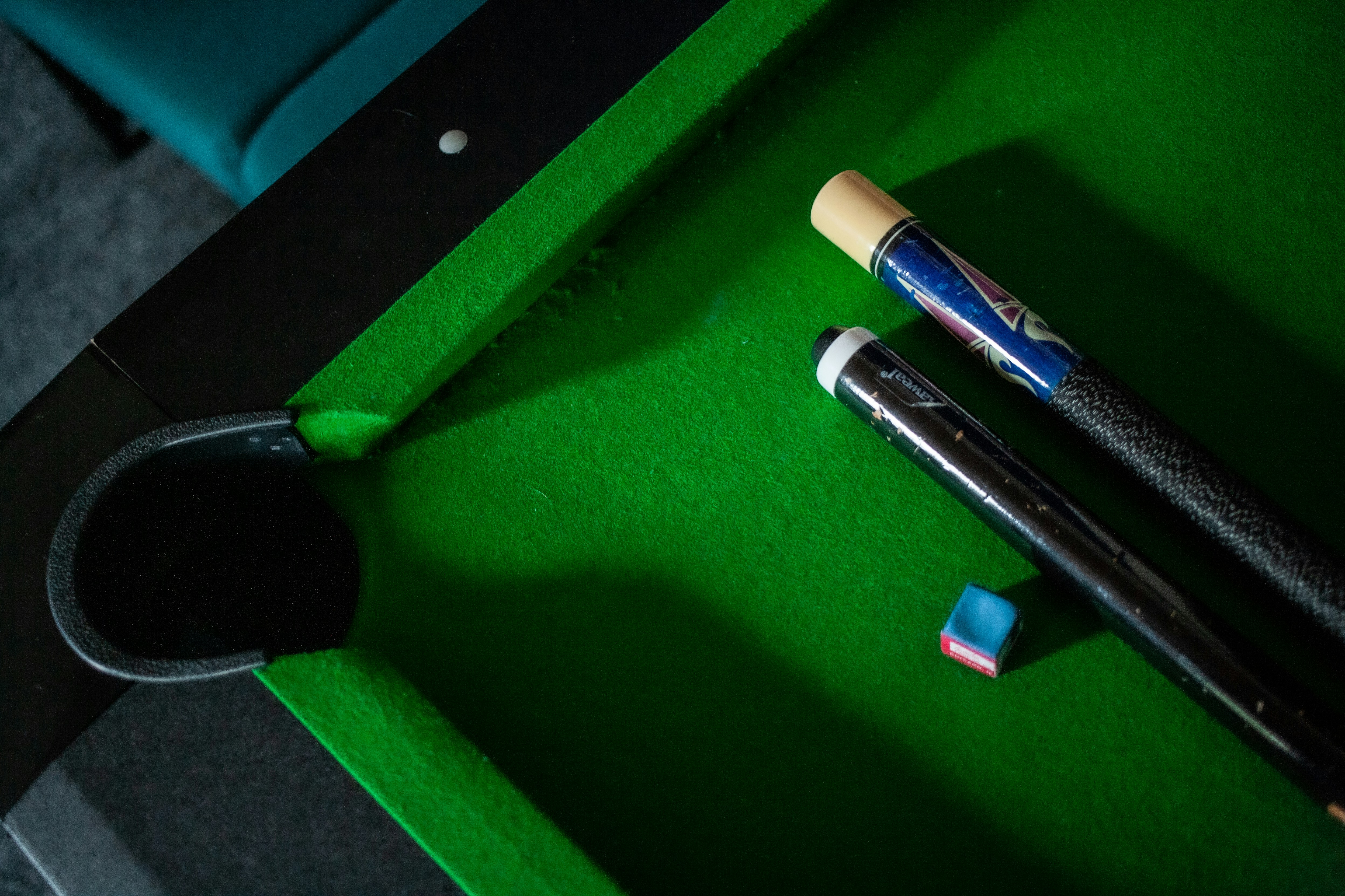 a pool table with two cues and a pool cue