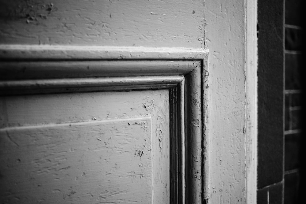 uma foto em preto e branco de uma maçaneta de porta