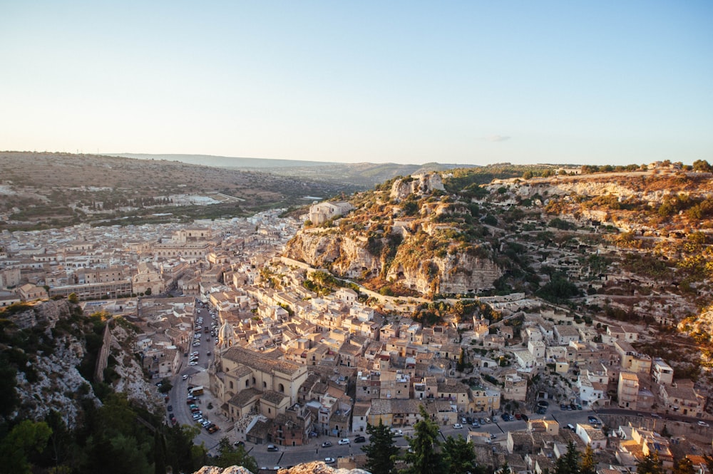 une vue d’une ville d’un point de vue élevé