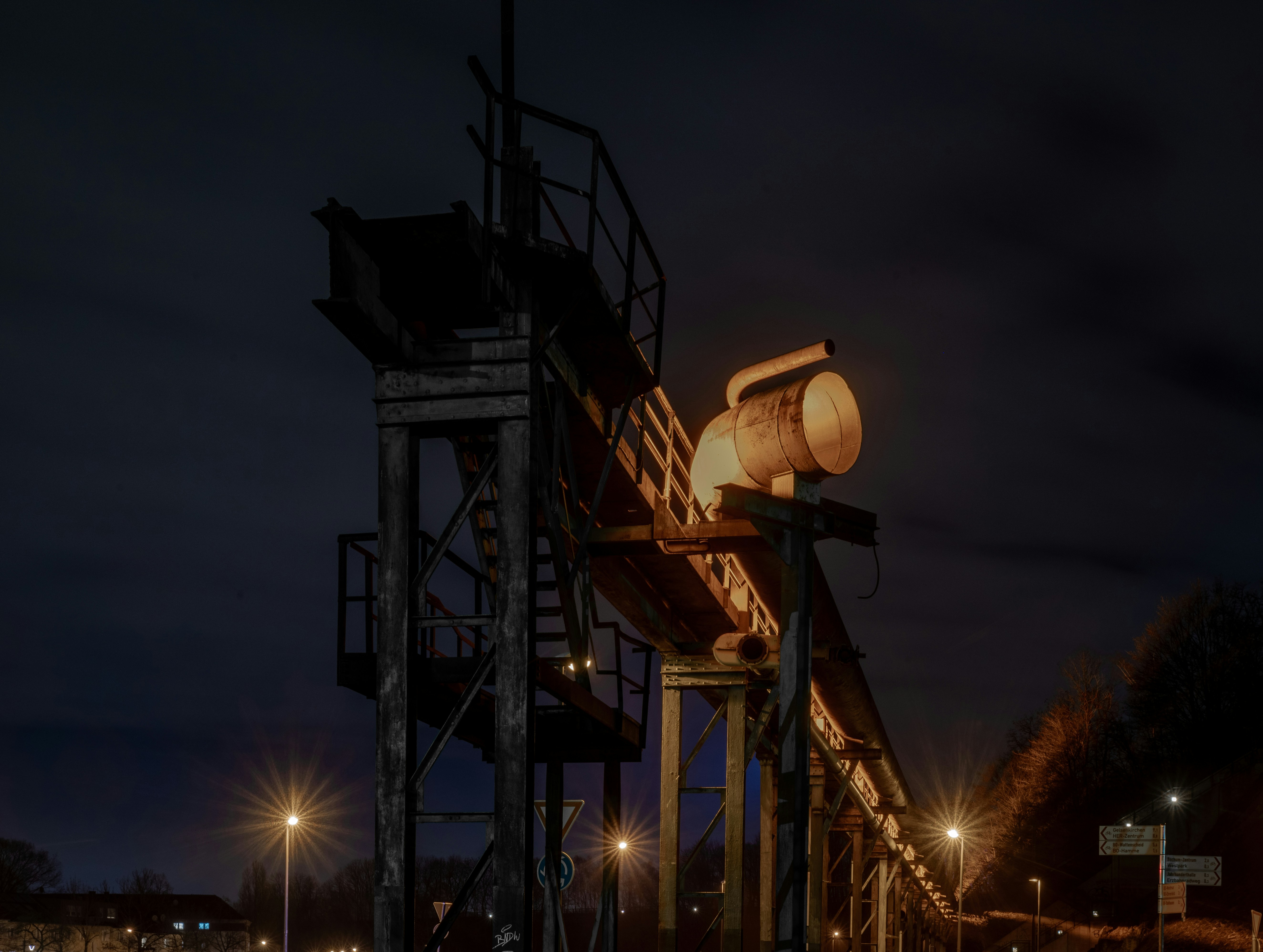 Eine sehr hohe Metallkonstruktion mit einigen Lichtern darauf