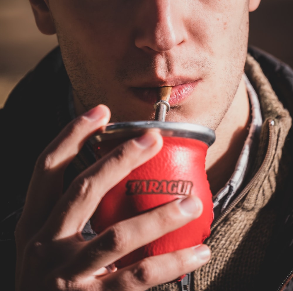 Persona tomando un mate con yerba mate Taragüi