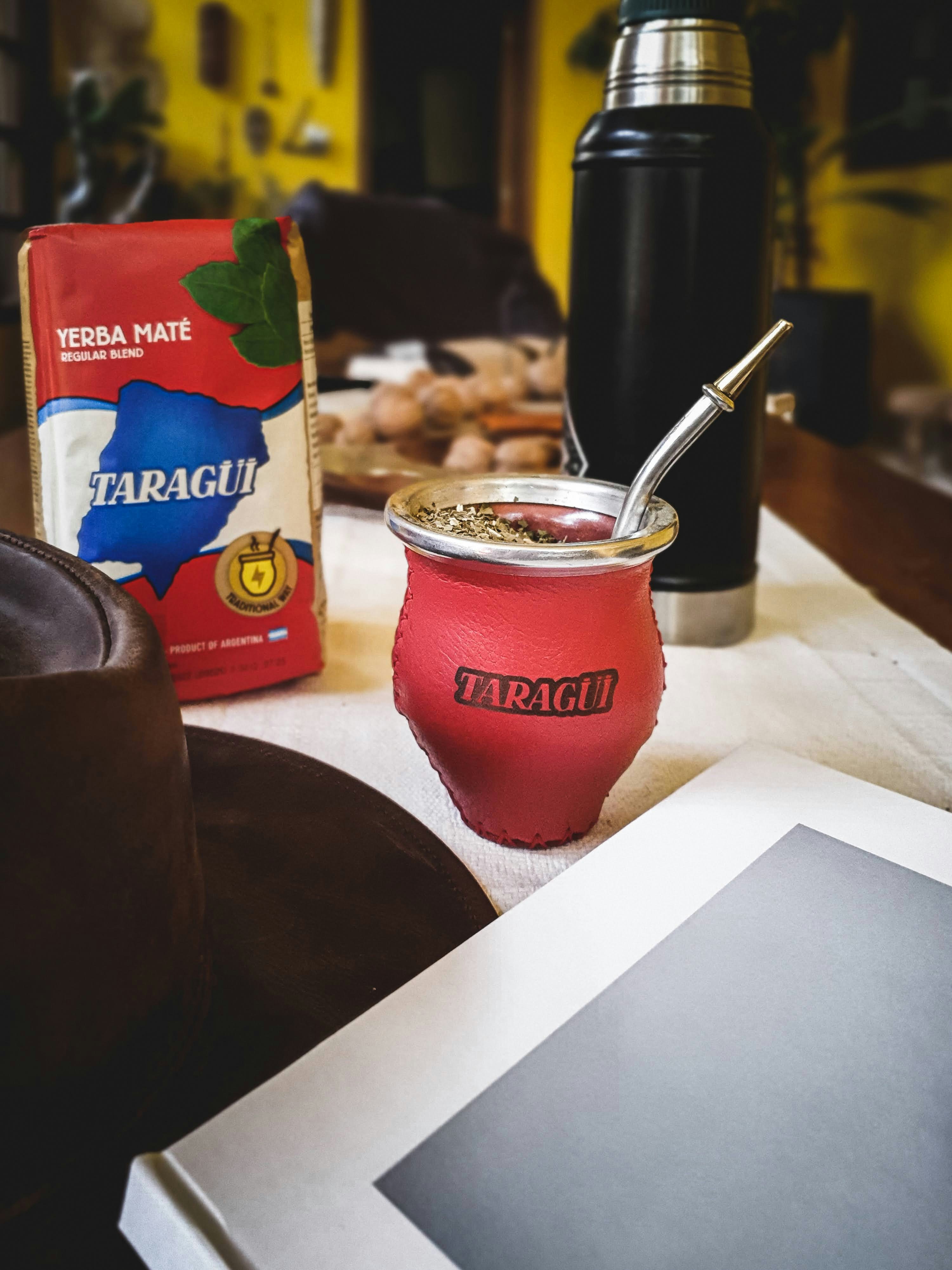 Mate de cuero y yerba mate Taragüi tradicional en un hogar