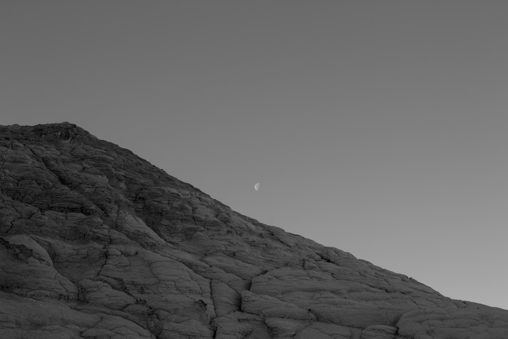 une photo en noir et blanc d’une montagne
