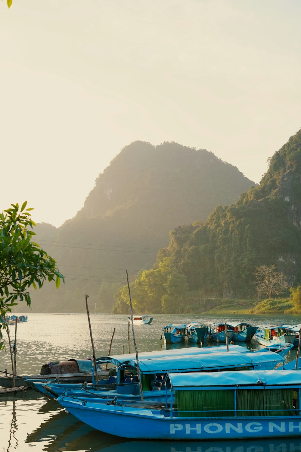 ein paar Boote, die im Wasser sitzen