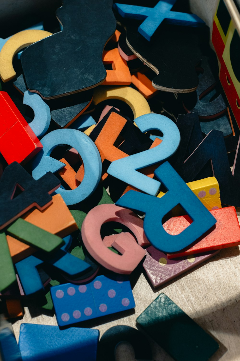 uma pilha de letras e números coloridos de madeira