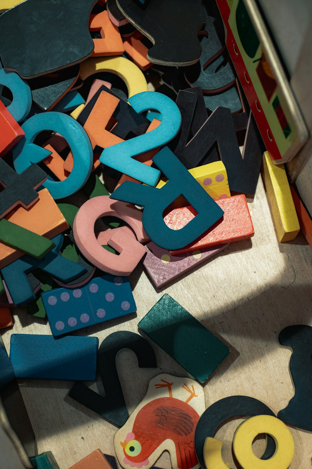 un tas de lettres et de chiffres en bois colorés