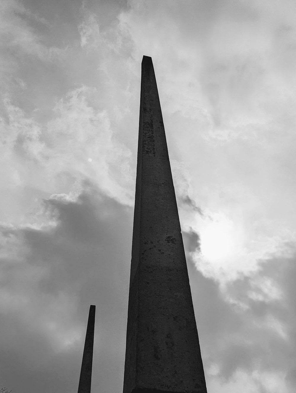 um obelisco alto em frente a um céu nublado