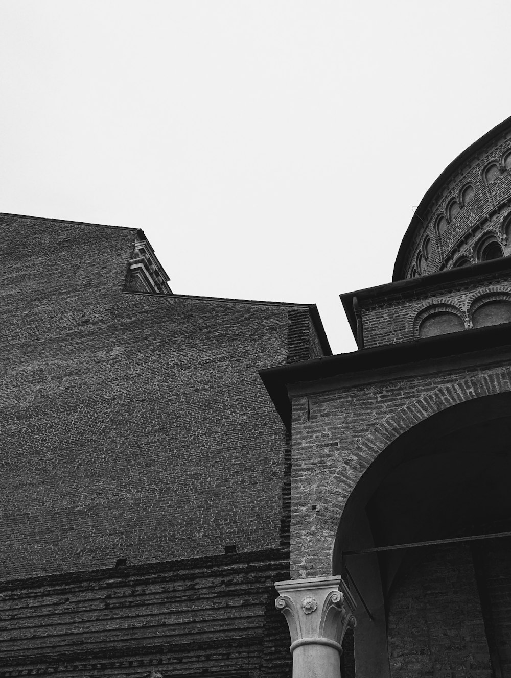 Una foto in bianco e nero di una torre dell'orologio