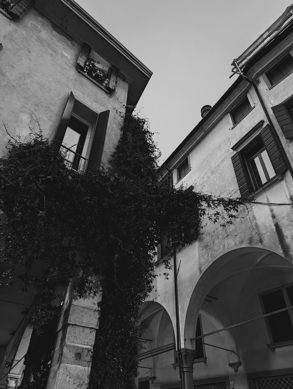 uma foto em preto e branco de um prédio antigo