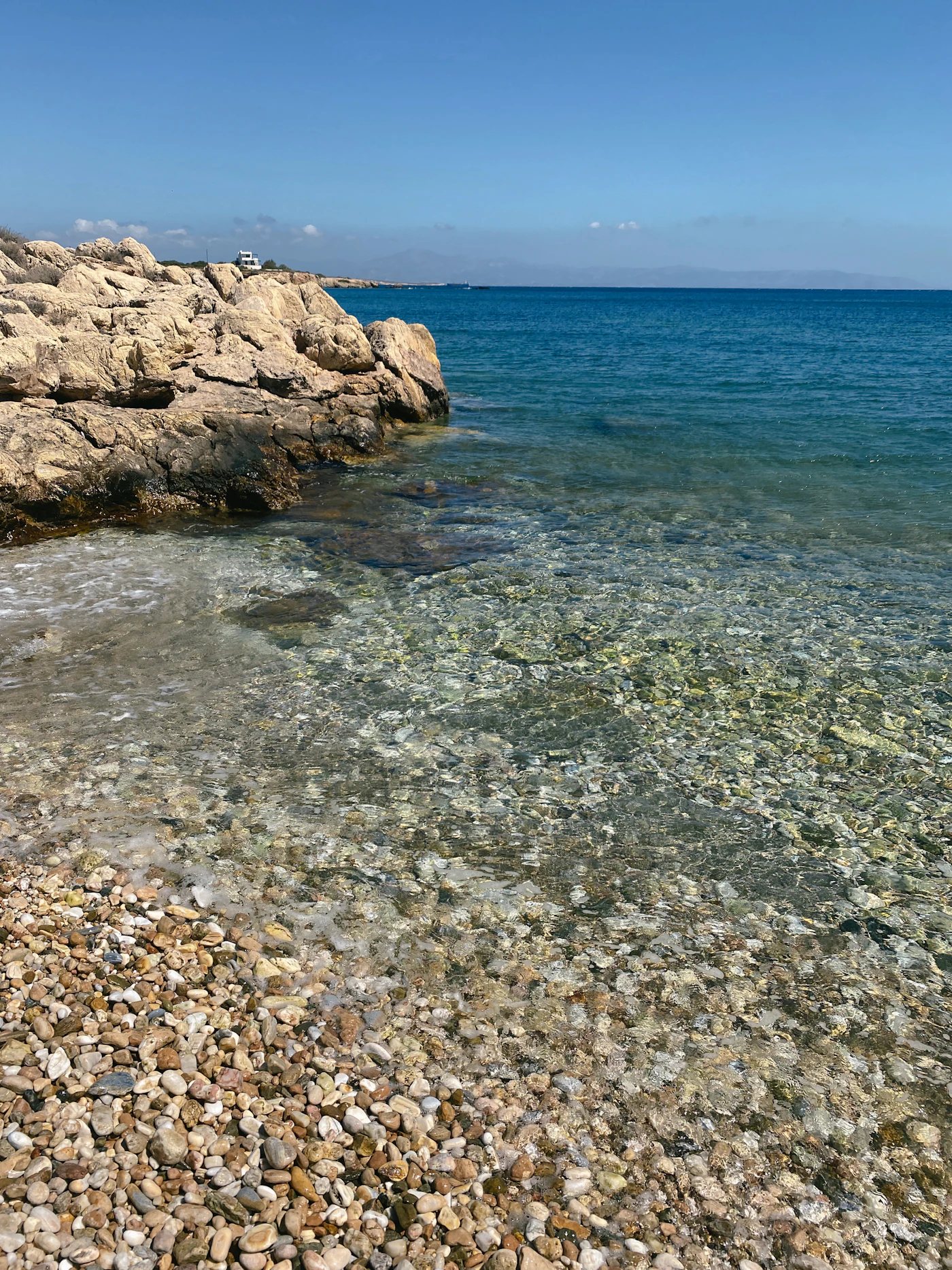 Felsige Bucht mit türkisfarbenem Wasser auf Paros
