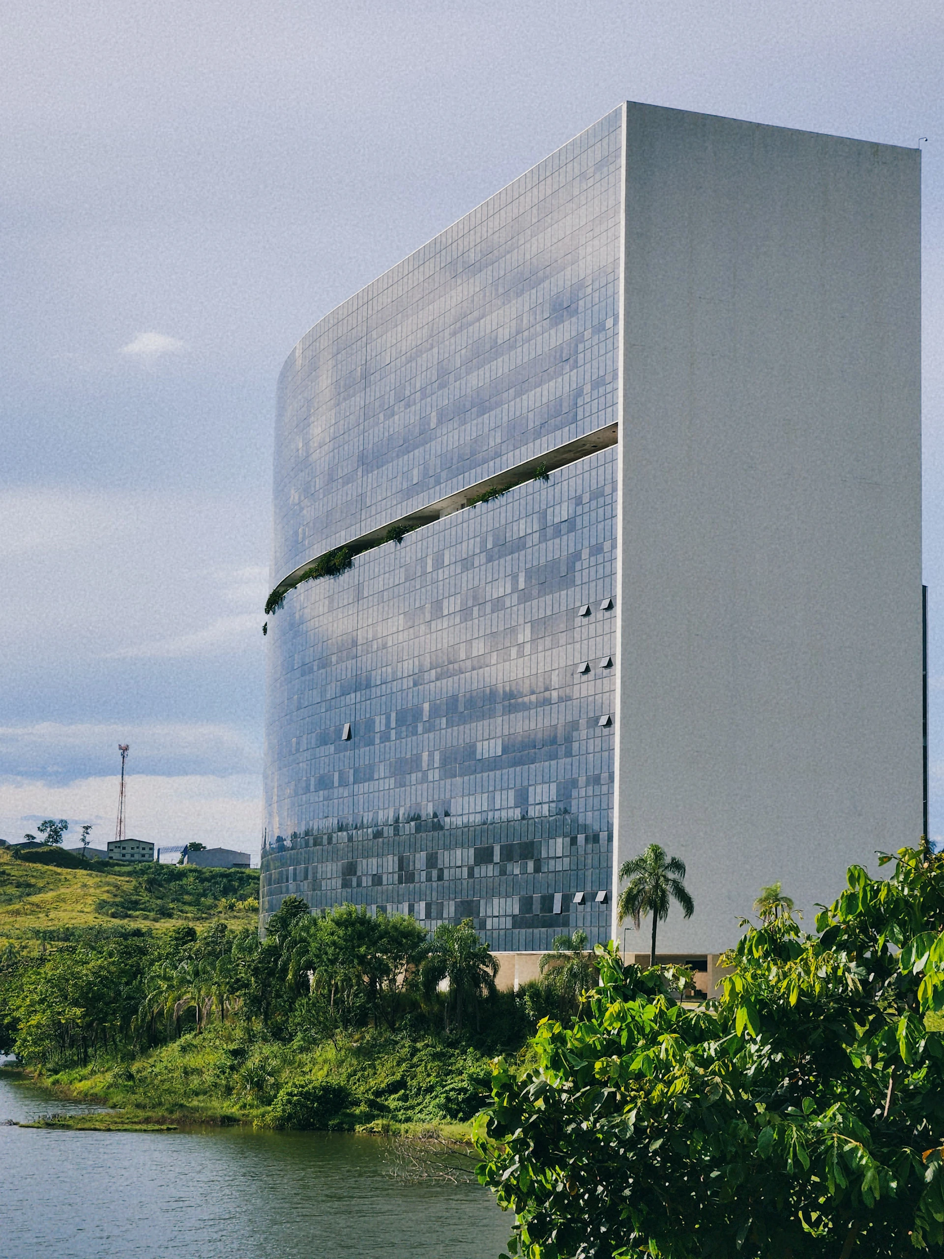 Edifício institucional ao lado de corpo d'água — fontes federais de financiamento para modernização do saneamento