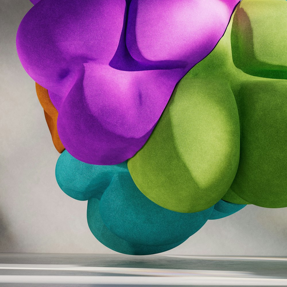un tas de boules de différentes couleurs suspendues à un plafond