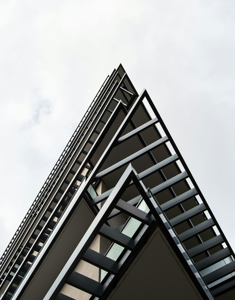 Un bâtiment très haut avec un toit en métal