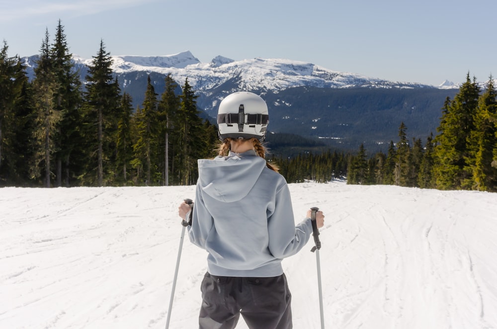 une personne sur des skis debout dans la neige