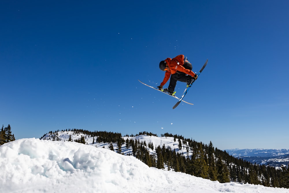 um homem voando pelo ar enquanto anda de esqui