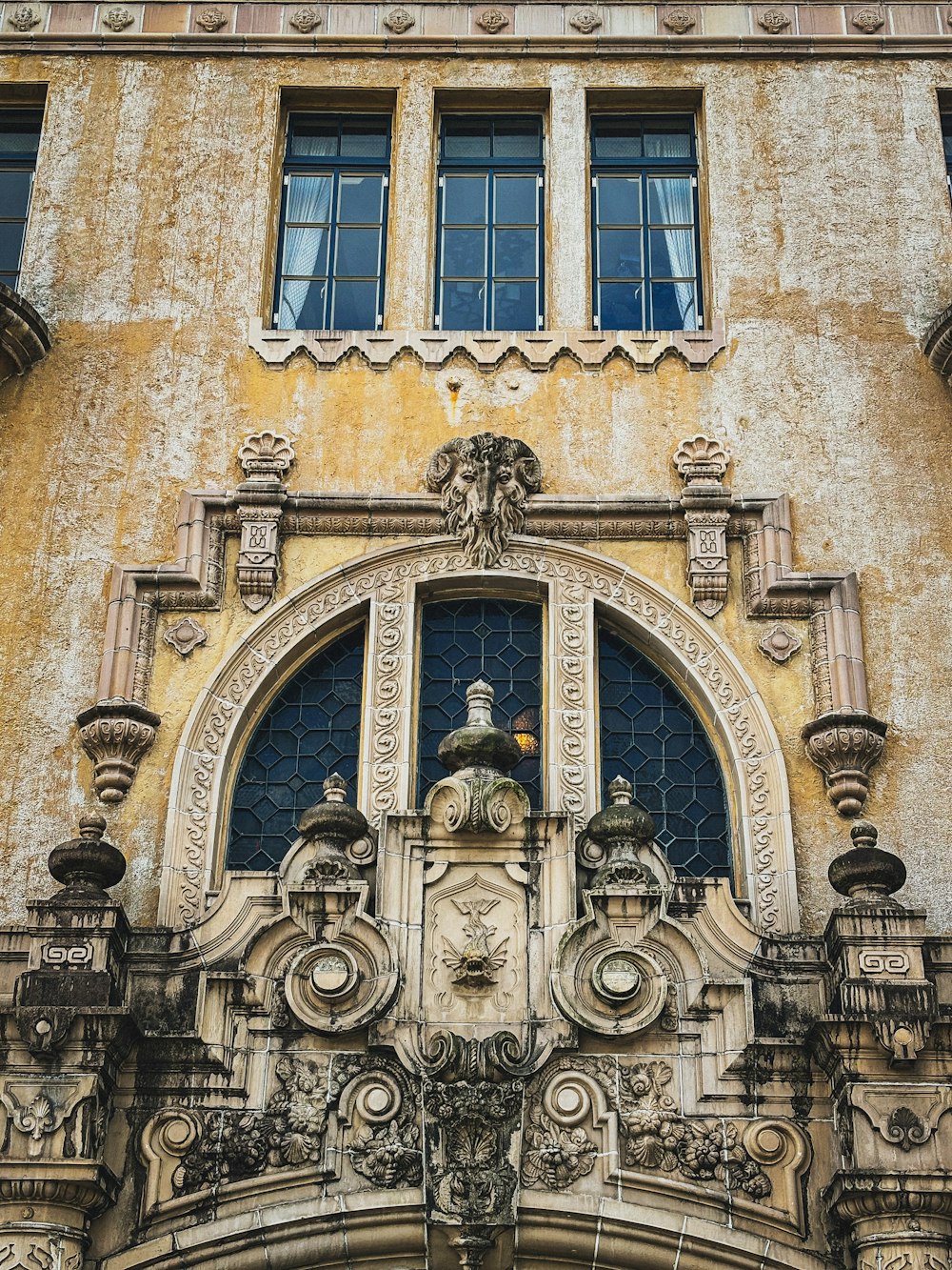 ein großes Gebäude mit einer Uhr an der Fassade