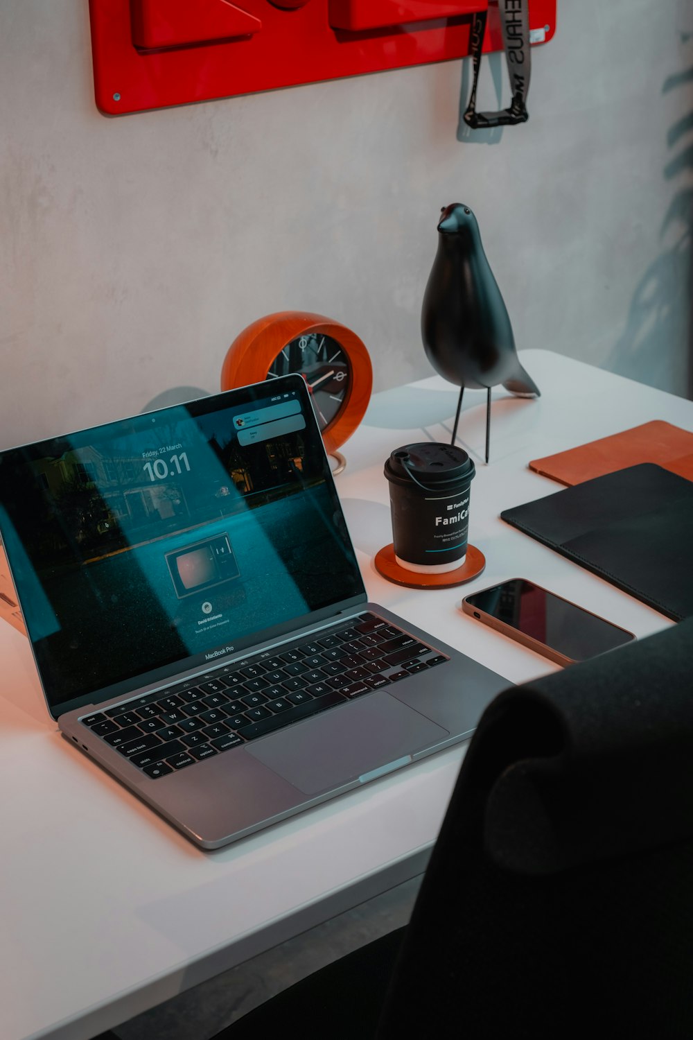 un ordinateur portable posé sur un bureau blanc