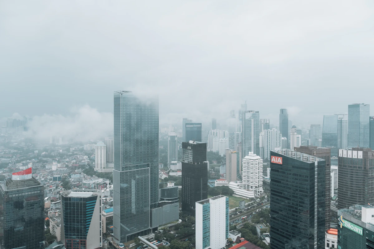 Grafik perbandingan biaya on-premise vs cloud untuk perusahaan Indonesia tahun 2026