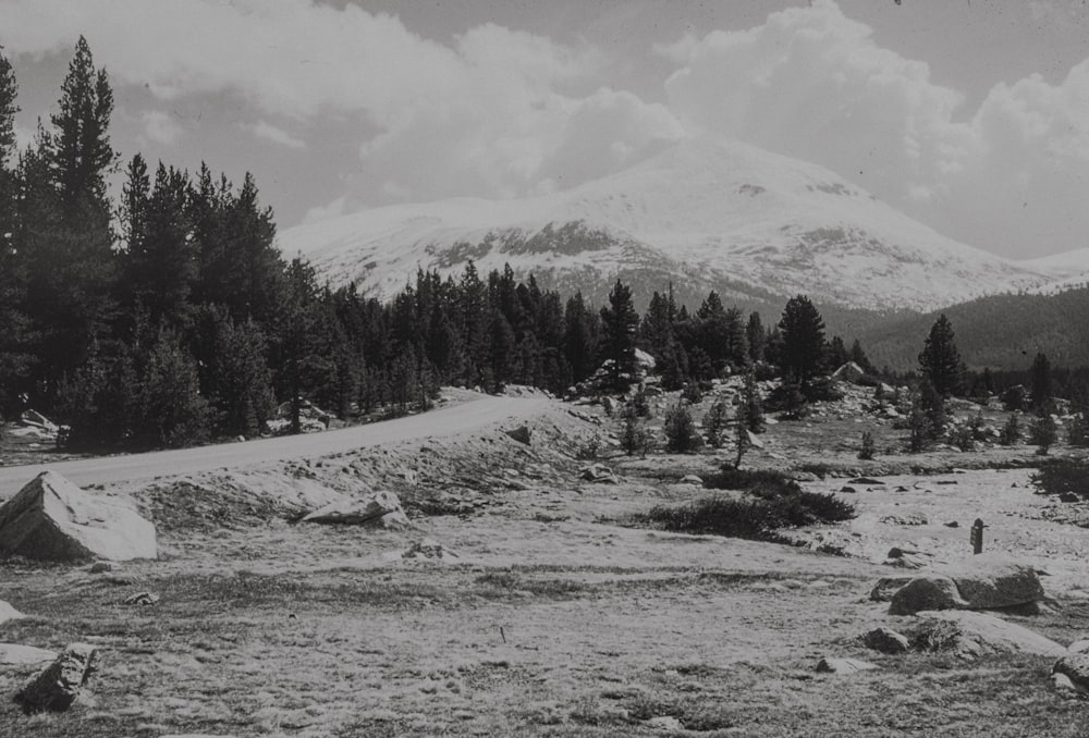 Ein Schwarz-Weiß-Foto eines Gebirges
