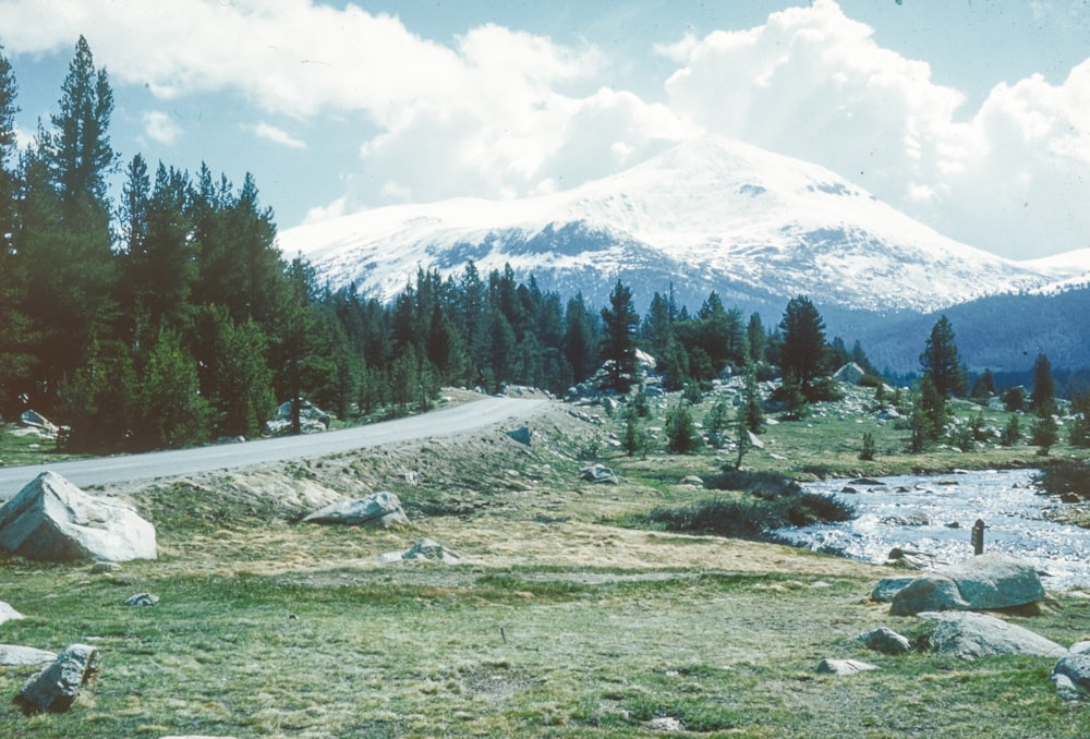 une vue panoramique d’une montagne et d’une rivière