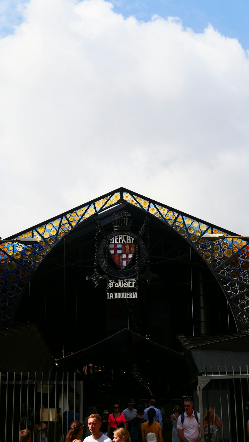 un groupe de personnes debout devant un bâtiment